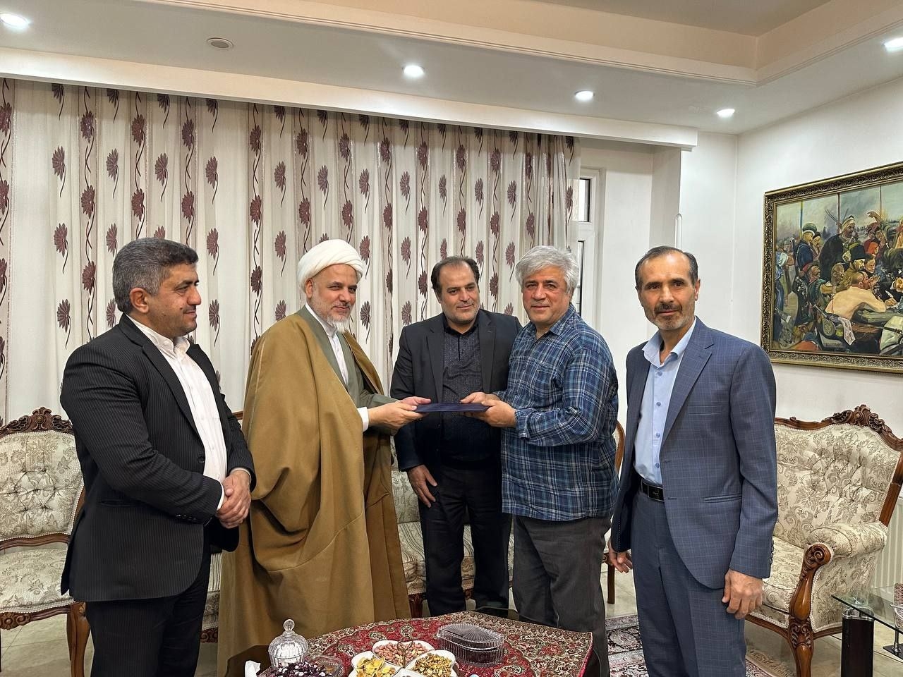 دیدار فرماندار با هنرمند جانباز