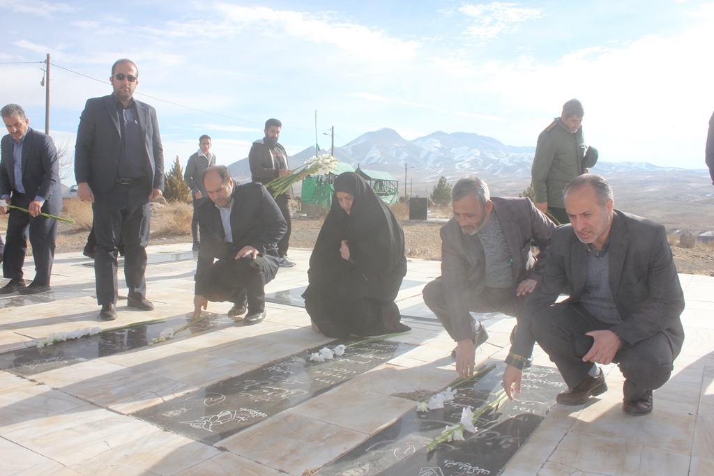قبور مطهر شهدای روستای فرنق شهرستان خمین گلباران شد