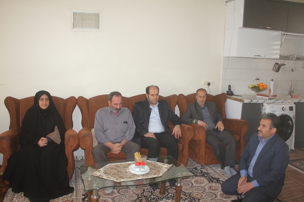 سرپرست فرمانداری شهرستان با جانباز دفاع مقدس عبداله شاه محمدی در روستای فرنق دیدار کرد