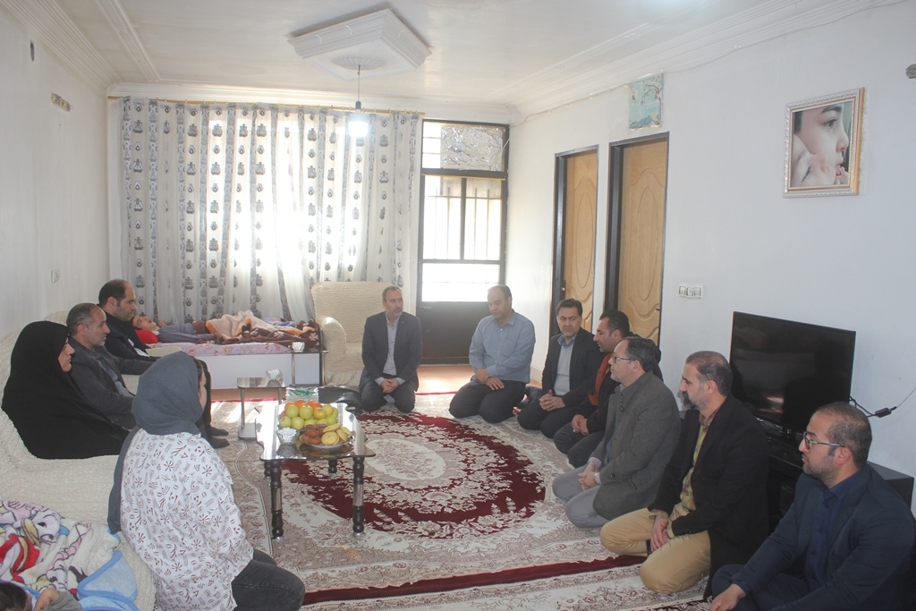 سرپرست فرمانداری شهرستان با خانواده دارای دو فرزند معلول در خمین دیدار کرد