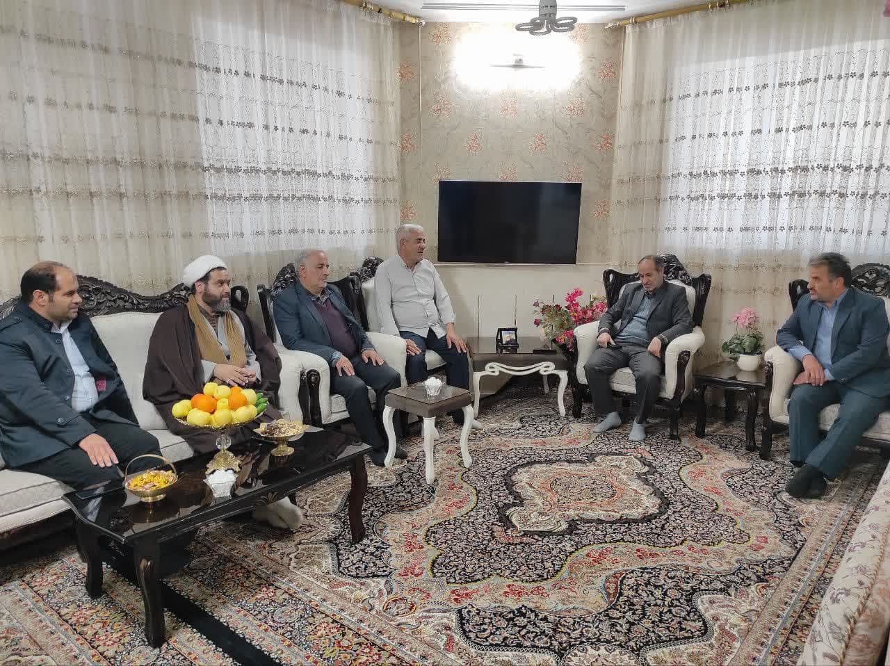 سرپرست فرمانداری شهرستان با جانبازان دفاع مقدس حبیب اله محمدی و حسین صیادی در خمین دیدار کرد