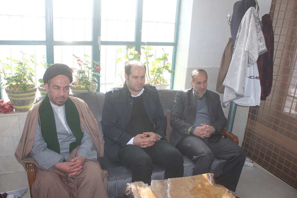 سرپرست فرمانداری و امام جمعه خمین با خانواده شهید محمد باقر فرجی دیدار کرد