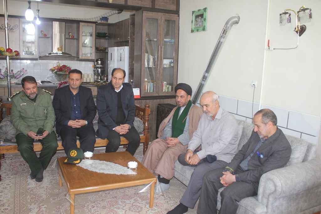 سرپرست فرمانداری و امام جمعه خمین با جانباز دفاع مقدس و آزاده سرافراز شفیع راستی در قورچی باشی دیدار کردند