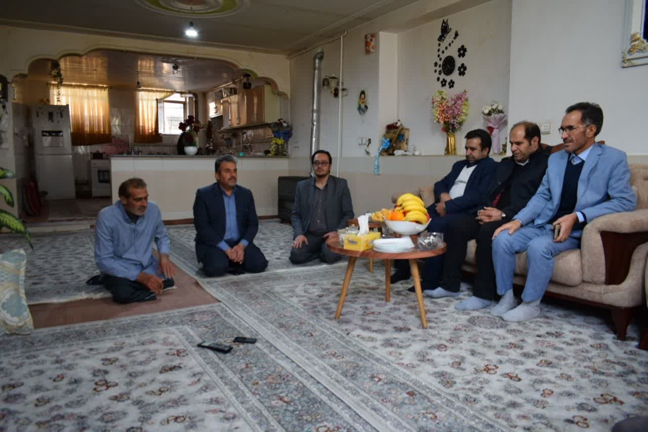 فرماندار و نماینده مردم خمین در مجلس با جانباز دفاع مقدس رضا مرادی در خمین دیدار کردند