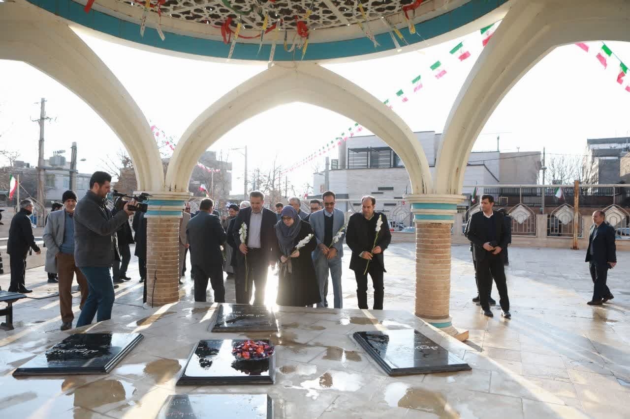 قبور مطهر شهدای گمنام شهرستان خمین گلباران شد