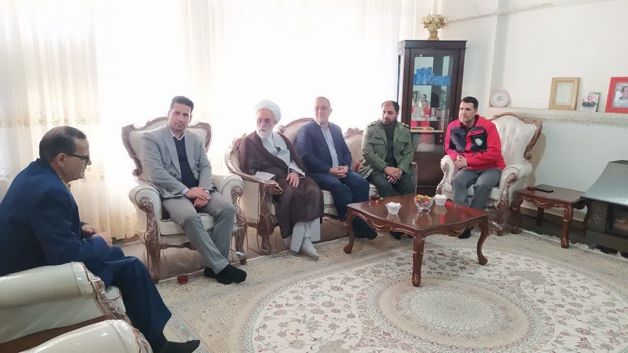 💠 بمناسبت دهه فجر و اعیاد شعبانیه و روز جانباز ، در راستای اجرای طرح سراسری علمداران حماسه ، روز دوشنبه ۱۶ بهمن ۱۴۰۳ ، حجت الاسلام غفوری امام جمعه شهر دلیجان ، قاسمی فرماندار شهرستان دلیجان ، سرهنگ صادقی فرمانده مقاومت بسیج شهرستان دلیجان و سید مرتضی موسویان رئیس بنیاد شهید و امور ایثارگران شهرستان دلیجان و کارشناسان مددکاری و  بهداشت و درمان  این اداره و رئیس و داوطلبین جمعیت هلال احمر شهرستان دلیجان با جانبازان گرانقدر علی اکبر جلالی،محمدمومنی وغلامحسین حسنی دیدار و گفتگو کردند .