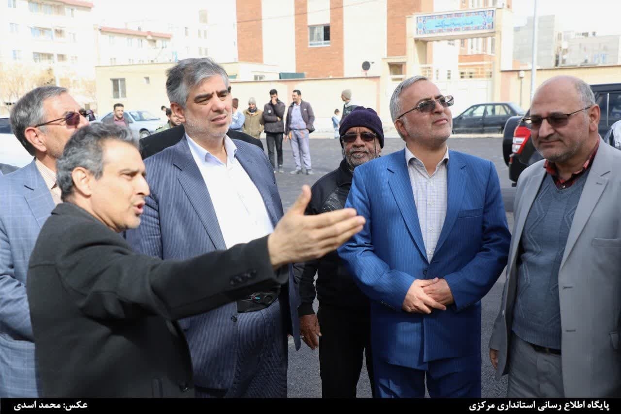 🔻افتتاح متمرکز پروژه‌های مدیریت شهری دلیجان با حضور استاندار مرکزی 

🔹همزمان با ششمین روز از دهه مبارک فجر و در جریان سفر استاندار مرکزی به شهرستان دلیجان پروژه‌های مدیریت شهری شهرداری دلیجان به صورت متمرکز و با افتتاح یک باب زمین چمن مصنوعی،با حضور استاندار ،فرماندار،شهردار،ریس شورای اسلامی شهر دلیجان ومسولان مورد بهره‌برداری قرار گرفت.

🔹مجموع اعتبار هزینه شده برای این پروژه‌ها شامل خرید ماشین آلات، تملک و تخریب برای بازگشایی معابر شهری، آسفالت وجدول‌گذاری سطح شهر، زیباسازی شهری و... بالغ بر ۱۶۰۰ میلیارد ریال است.

🗓چهارشنبه ۱۷ بهمن