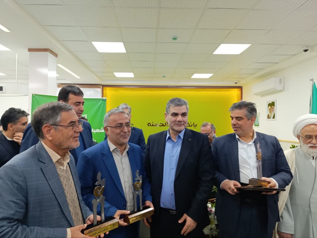 🔹استاندار مرکزی روز چهارشنبه در حاشیه مراسم افتتاح شعبه دلیجان بانک قرض‌الحسنه مهر ایران، گفت: فضای معماری می‌تواند در خدمت‌رسانی به مردم متفاوت و اثرگذار باشد و در صورت وجود فصای مناسب، تعامل کارمند و مردم متفاوت است، این فضاها موجب تکریم و بهبود خدمت‌رسانی به مردم می‌شود.

🔹دکتر زندیه‌وکیلی با تأکید بر لزوم ترویج فرهنگ قرض‌الحسنه ادامه داد: وقتی مبانی اسلام رعایت شود، خداوند برکت بیشتری به کار می‌بخشد و باید فعالیت‌های خود را بر مبانی اصول اقتصاد اسلامی پایه‌گذاری کنیم. 

🔹وی تصریح کرد: بهزیستی نیازمند همکاری بیشتر برای دریافت تسهیلات است و باید کمک شود تا روند پرداخت تسهیلات به مددجویان بهتر انجام شود و بین مجموعه بانک مهر با دولت ارتباطات ببشتری وجود داشته باشد.