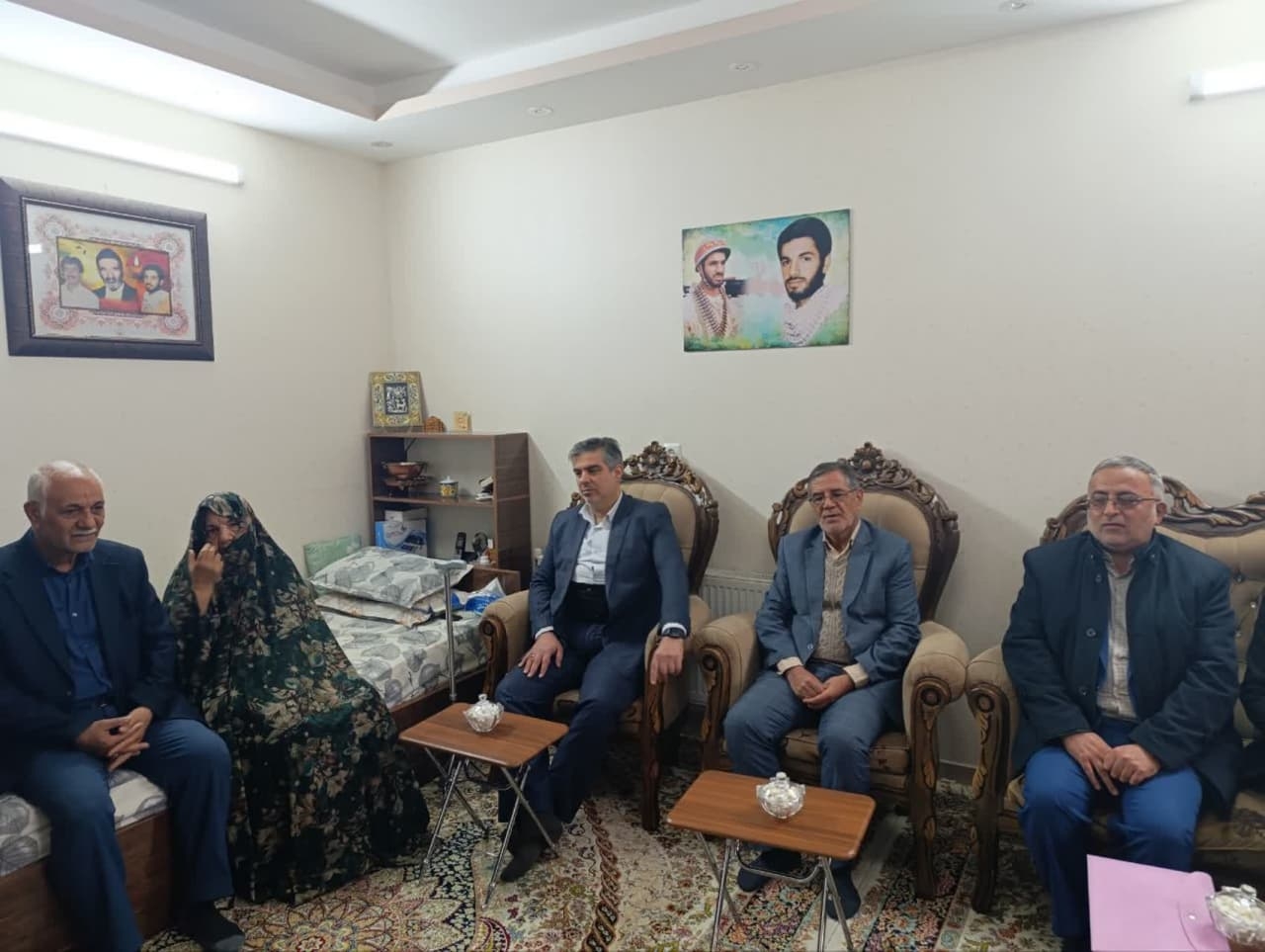 🔻تجلیل استاندار مرکزی از والدین شهید "ابوالفضل صادقی" در شهرستان دلیجان 

🔹به مناسبت دهه مبارک فجر و به پاس گرامیداشت جانفشانی شهدا، استاندار مرکزی در جریان سفر به شهرستان دلیجان به اتفاق نماینده مردم شریف دلیجان و محلات و جمعی از مسئولان با حضور در منزل شهید والامقام دوران دفاع مقدس "ابوالفضل صادقی" ضمن دیدار و گفتگو با خانواده معظم شهید، از شکیبایی و ایثار پدر و مادر گران‌قدر شهید تجلیل کرد.

🔹شهید ابوالفضل صادقی در ۳۰ مردادماه سال ۱۳۴۶ در شهر دلیجان متولد شد، در چهارده‌سالگی درس را رها کرد و برای پشتیبانی و بازسازی مناطق جنگ‌زده همراه ستاد پشتیبانی جنگ جهاد سازندگی شهرستان دلیجان، رهسپار منطقه جنگی شد و پس از چندین بار مجروحیت، سرانجام در نوزدهم تیرماه ۱۳۶۵ با انفجار خمپاره او و هم‌سنگرش جامی از شربت شهادت را می‌نوشند و ندای حق را لبیک می‌گویند؛ او با اقتدا به هم نام خود قمر بنی‌هاشم (ع) در عملیات کربلای یک که رمز عملیات نام مقدس حضرت ابوالفضل العباس (عل) بود دست راست و سر خود را تقدیم حضرت حق می‌کند.