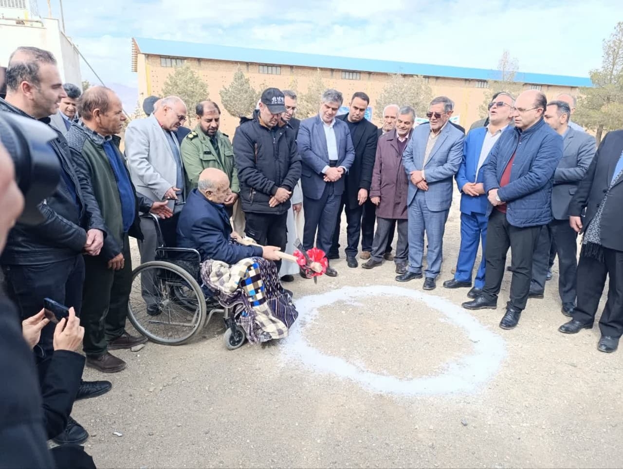 💢کلینیک شیمی‌درمانی بیمارستان امام صادق (ع) دلیجان کلنگ‌زنی شد 
 
🔸کلینیک شیمی‌درمانی بیمارستان امام صادق (ع) دلیجان با مشارکت خیر نیک‌اندیش، حاج حسین شفیعی، روز چهارشنبه ۱۷ بهمن با حضوراستاندار،فرماندار،نماینده مردم دلیجان و محلات وجمعی از  مسئولان شهرستان  کلنگ‌زنی شد. 
 
این مرکز با هدف ارائه خدمات درمانی به بیماران مبتلا به سرطان راه‌اندازی می‌شود و نقش مهمی در ارتقای سطح سلامت منطقه خواهد داشت. در این آیین، جمعی از مقامات محلی و استانی حضور داشتند و بر اهمیت نقش خیرین در توسعه زیرساخت‌های درمانی تأکید شد.

🗓چهارشنبه ۱۷ بهمن ۱۴۰۳