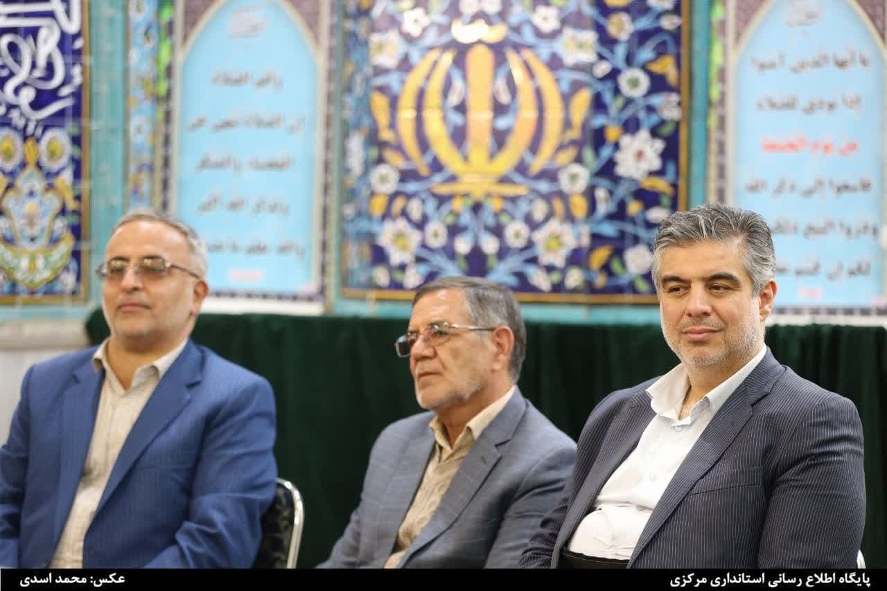 ▫️استاندار مرکزی در جمع مردم نراق:
🔻باید از ظرفیت‌ گردشگری شهر نراق بهره برد

🔸دکتر مهدی زندیه‌وکیلی، استاندار مرکزی در جریان سفر به شهرستان دلیجان با حضور در شهر نراق و مسجد جامع این شهر با جمعی از اقشار مختلف مردم دیدار کرد.

🔹استاندار مرکزی در این دیدار دهه فجر را فرصتی برای معرفی دستاوردهای نظام اسلامی دانست و اظهار کرد: امروز در شهرستان دلیجان ۴۷ پروژه در زمینه‌های مختلف آموزشی، ورزشی، عمرانی و درمانی به بهره‌برداری رسیده یا کلنگ‌زنی شد.

🔹وی با بیان اینکه امیدواریم با شناخت از مشکلات استان و منطقه و همدلی با نمایندگان مجلس، مشکلات موجود را شناسایی و پیگیری کنیم، افزود: با وجود کمبود منابع مالی و شرایط اقتصادی ناشی از تحریم‌ها، تلاش می‌شود تا نهایت همت خود را برای برطرف کردن مشکلات استان، شهرستان دلیجان و همچنین شهر نراق به کار بگیریم.

🔹استاندار استان مرکزی با اشاره به قدمت و استعدادهای انسانی شهر نراق، بیان کرد: پتانسیل‌های خوبی در حوزه گردشگری در نراق وجود دارد که باید مورد توجه ویژه قرار گیرد و از ظرفیت‌های موجود گردشگری به عنوان پتانسیل اصلی منطقه بهره برد.

🔹زندیه‌وکیلی ظرفیت خیّرین را یک فرصت خوب برای پیشبرد امور عنوان کرد گفت: تمام تلاش خود را برای بهبود وضعیت رفاهی و معیشتی مردم به کار خواهیم گرفت.