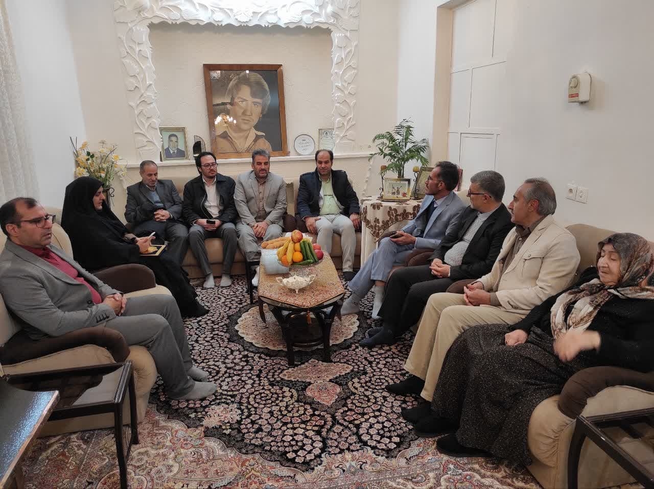 معاون سیاسی ، امنیتی و اجتماعی استاندار با خانواده شهید عباس رحمتی در خمین دیدار کرد