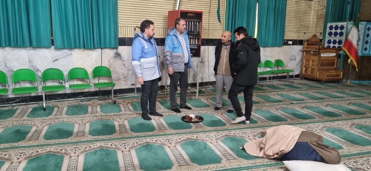 بازدید شبانه جناب آقای مروتی سرپرست فرمانداری زرندیه از محل اسکان مسافرین در راه مانده