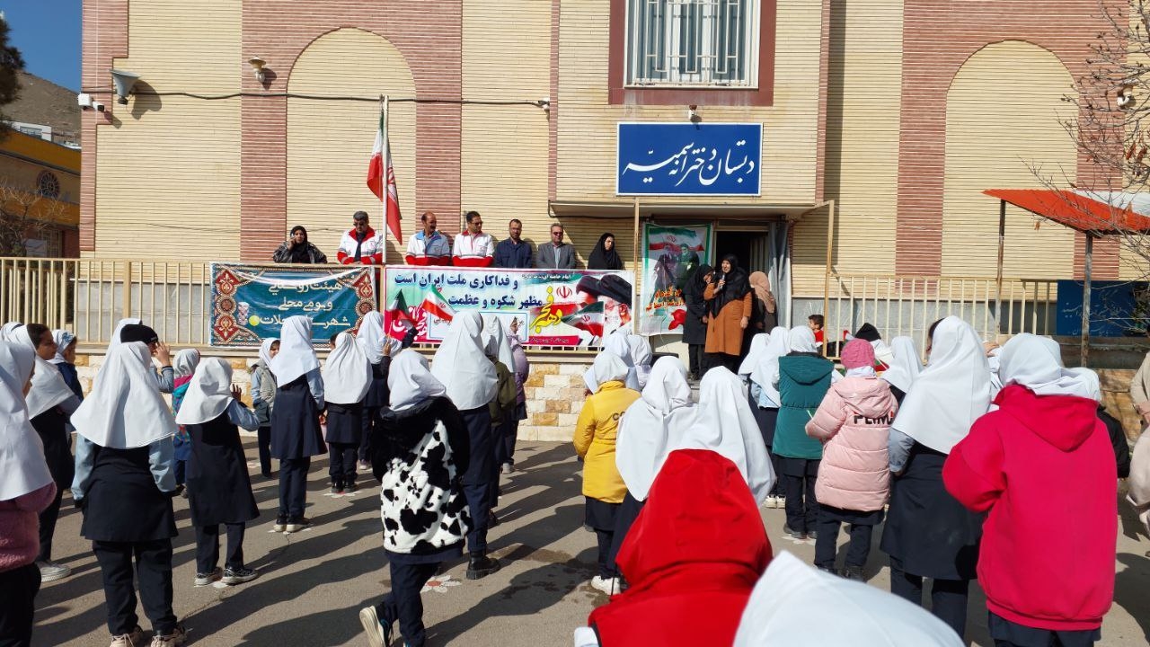 ویژه‌برنامه گرامیداشت ایام‌الله دهه فجر در دبستان دخترانه سمیه کوی حجت برگزار شد.