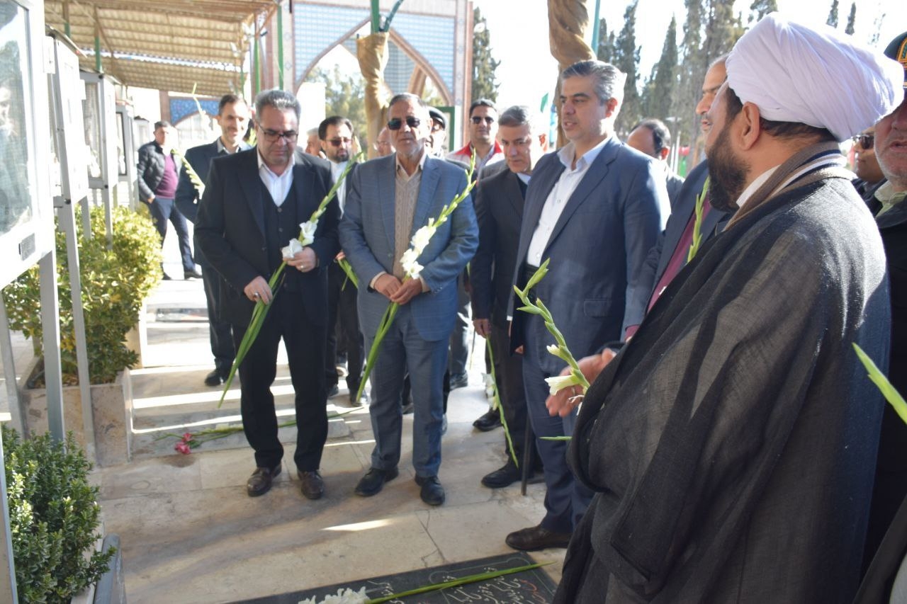 ادای احترام استاندار مرکزی به مقام شامخ شهدا در شهرستان محلات