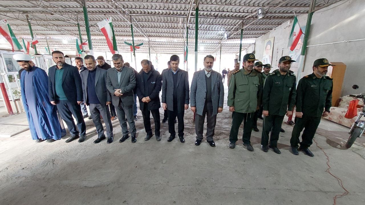 مراسم گلباران قبور مطهر شهدا  در شهرستان محلات برگزار شد.