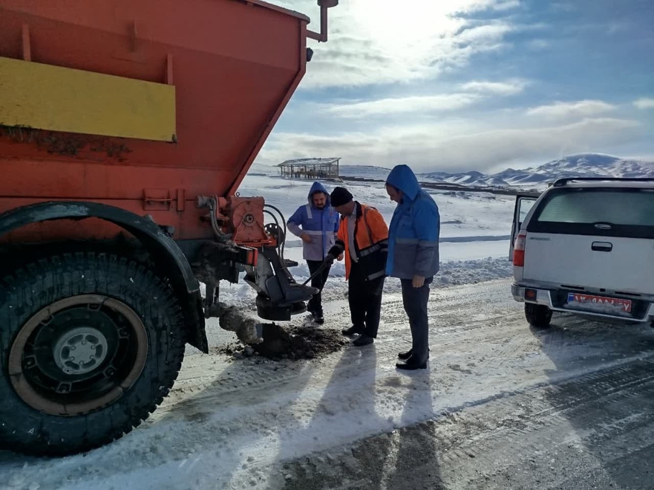 بررسی وضعیت بازگشایی محور های مواصلاتی (بزرگراه زرندیه - بویین زهرا)