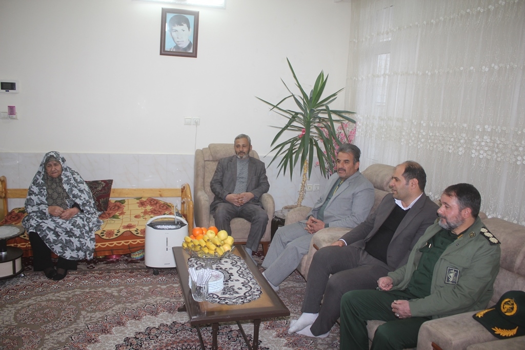 فرماندار با خانواده شهیدان علی اکبر انصاری و علیقلی کمانی در خمین دیدار کرد