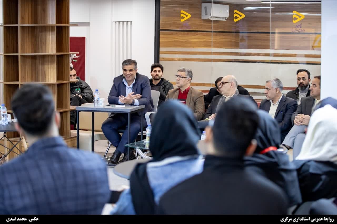 نشست صمیمی جمعی از جوانان با استاندار مرکزی/ گفت‌وگویی صریح و بی‌واسطه با مدیریت ارشد استان