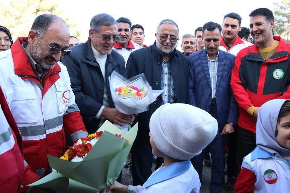 ⭕️ افتتاح اتاق آماده عملیات تیم تخصصی سحر و تخصیص خودروی عملیاتی هلال احمر در شهرستان دلیجان 

🔻در آستانه عید نیمه شعبان، اتاق آماده عملیات تیم‌های سحر جمعیت هلال احمر در شهرستان‌ دلیجان با حضور  ابوالفضل قاسمی فرماندار ،مهندس جلالی نماینده مردم دلیجان و محلات ،دکتر شهرجردی مدیر عامل ، معاونین امداد و جوانان ، روابط عمومی ، اعضای تیم واکنش سریع استان ، اعضای شورای اجرایی، مسئولین و روسای ادارات شهرستان رئیس ،پرسنل و اعضای جوانان ، داوطلبان ، مربیان ، امدادگران و نجاتگران افتتاح شد.

🔻 این مراکز در جمعیت هلال‌احمر این شهرستان‌ با هدف ارائه خدمات بشردوستانه و فرهنگی به آسیب‌دیدگان، به‌ویژه کودکان راه‌اندازی شد.

🔻همچنین، به مناسبت دهه مبارک فجر، مراسم رونمایی و تخصیص خودرو ی عملیاتی پیشرو به شعبه هلال احمر  نیز برگزار شد. این اقدام در راستای افزایش توان امدادی و بهبود سرعت و کیفیت خدمات‌رسانی در حوادث و سوانح صورت گرفته و گامی مهم در جهت ارتقای آمادگی جمعیت هلال احمر برای پاسخگویی سریع به حوادث در سطح شهرستان محسوب می‌شود.