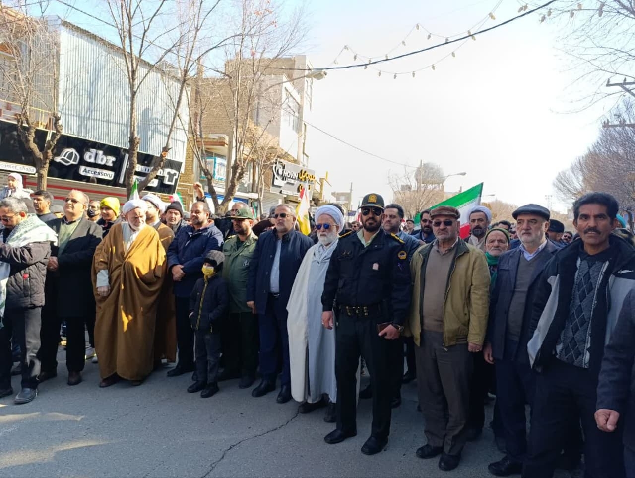 گوشه‌ای از حضور پرشور مردم دلیجان در راهپیمایی ۲۲ بهمن

🔹راهپیمایی چهل و ششمین سالگرد پیروزی انقلاب اسلامی با حضور پرشور اقشار مختلف مردم قیور و همیشه در صحنه شهر دلیجان برگزار شد.
روابط عمومی فرمانداری شهرستان دلیجان