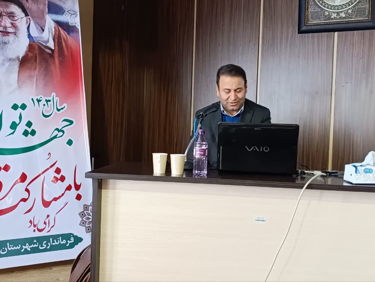 همایش و کارگاه آموزشی ۴ ساعته الگو سازی نوین ساخت مسکن روز ۲۸ بهمن ماه ۱۴۰۳ با حضور فرماندار ، شهردار، نماینده شورای شهر و  جمعی از دست اندرکاران صنعت ساختمان ، مهندسین و طراحان و معماران و سازندگان مسکن در دلیجان با ارائه مطالب آموزشی از سوی دکتر یوسف زندی تبریزی از نخبگان طراز اول مهندسی عمران کشور ، برگزار شد.
در این کارگاه آموزشی پس از بیان مطالب از سوی چند تن از مهندسین شهرستان ، مدرس مهمان ،روش های نوین و جایگزین در صنعت ساختمان را که بعضاً باعث کاهش هزینه ساخت و ساز واحد‌های مسکونی تا نصف هزینه های سنتی فعلی می شود و نحوه استفاده از مصالح جدید و نیز بهره گیری از الگوهای سبک سازی وزن ساختمان و کاهش حجم مصالح و افزایش عمر ساختمان را تشریح کردند. جلسه با پرسش و پاسخ در موارد فنی ساخت ساختمان، استفاده از بتن های پلیمری، تغییر در آسفالت ریزی و جایگزینی با بتن پلیمری و کاهش هزینه‌های ساخت با بهره گیری از سازه های lsf  در اسکلت بندی به پایان رسید