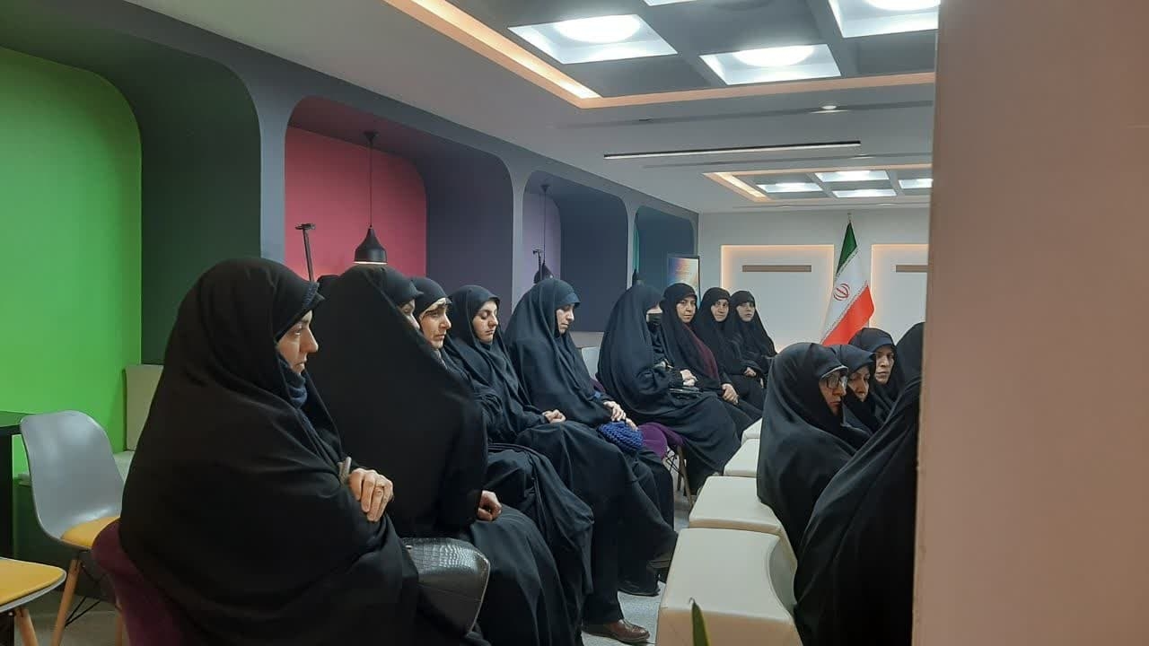 نشست اعضای هیات اندیشه ورز دفتر امور زنان و خانواده با مدیرکل اطلاعات استان 

✔️به مناسبت گرامیداشت هفته سربازان گمنام امام زمان عجل الله تعالی فرجه الشریف نشست ویژه‌ با  حضور  مدیر کل اطلاعات  برگزار  شد  .