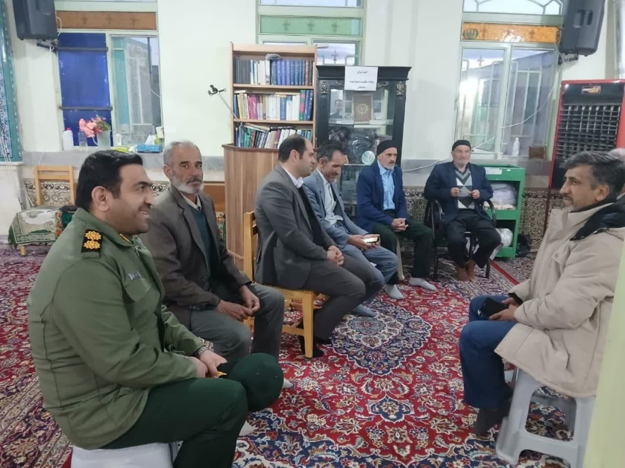 فرماندار و نماینده مردم خمین در مجلس با جمعی از اهالی روستای ازنوجان شهرستان خمین دیدار کردند