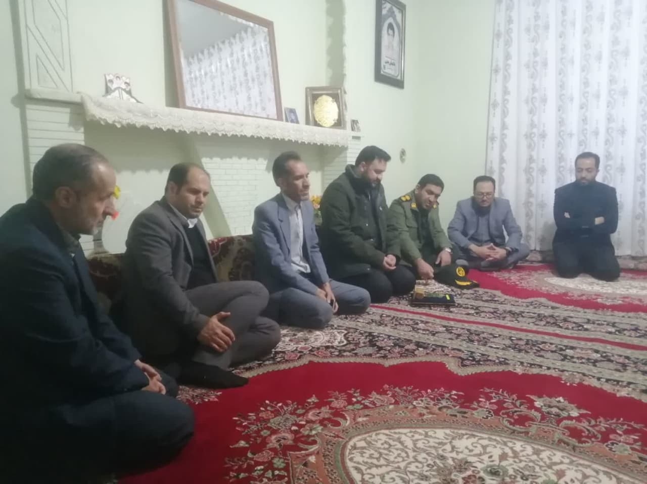 فرماندار و نماینده مردم خمین در مجلس با خانواده شهید غلامعلی جنتی در روستای ازنوجان دیدار کردند