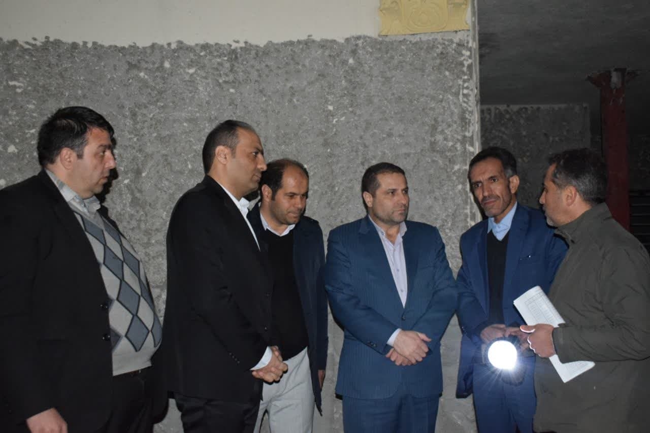 معاون حقوقی ، امور مجلس و استان های وزارت ورزش از اماکن ورزشی شهرستان خمین بازدید کرد