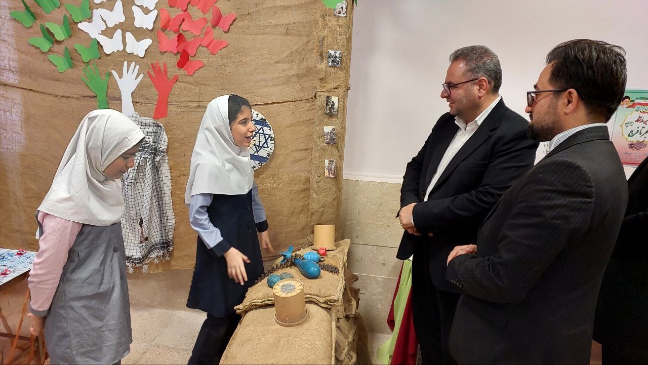 بازدید سرپرست فرمانداری از نمایشگاه "از فجر تا فرج" در دبستان ابریشمیِ کاشانی