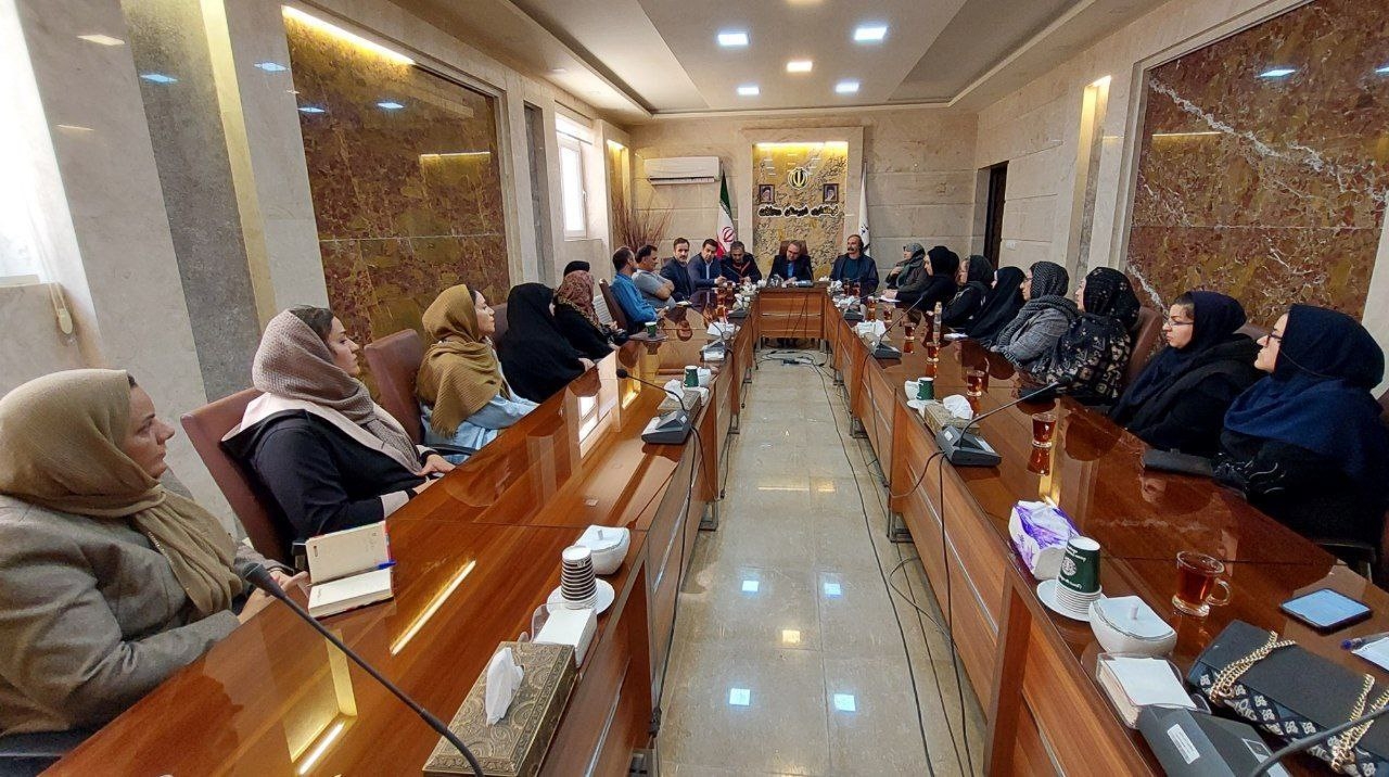 جلسه هم‌اندیشی با هنرمندان صنایع دستی شهرستان محلات برگزار شد.