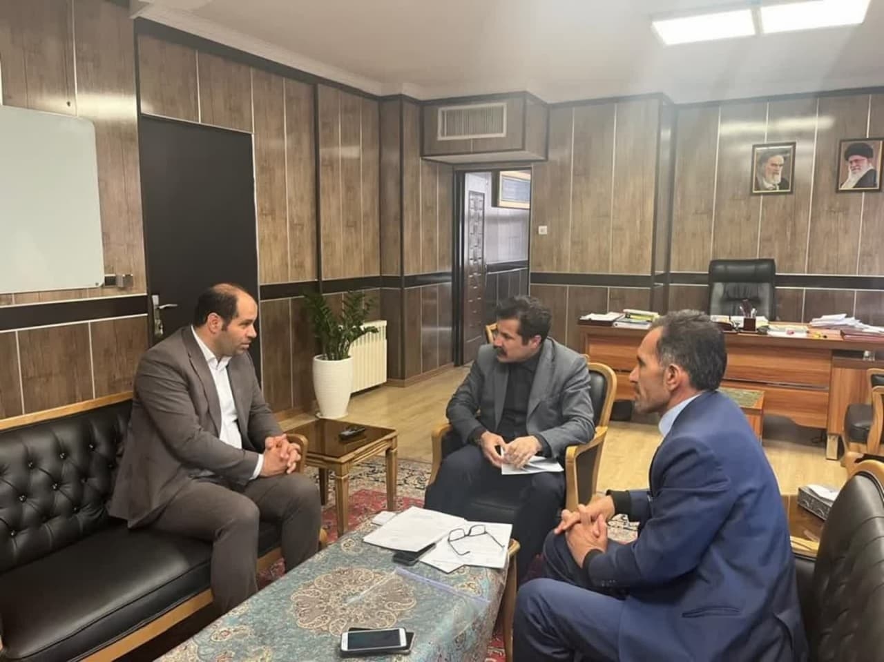 نشست فرماندار و نماینده مردم خمین در مجلس با معاون رئیس جمهور در امور توسعه روستایی و مناطق محروم کشور برگزار شد