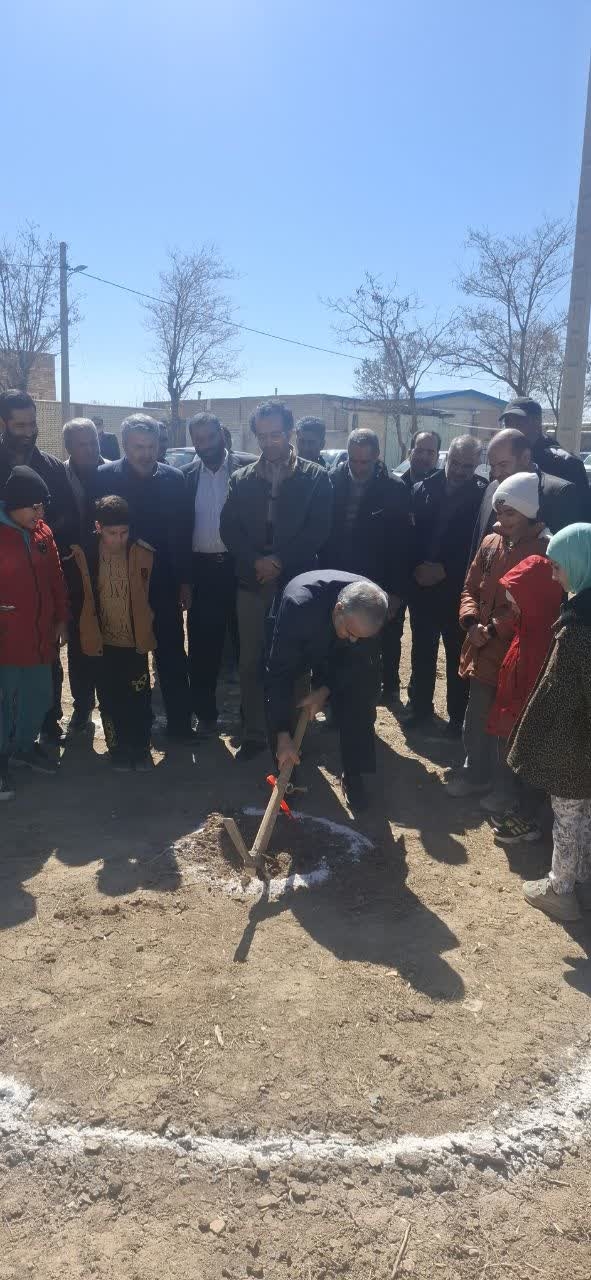 مراسم کلنگ زنی زمین چمن مصنوعی روستای میقان با حضور فرماندار برگزار گردید