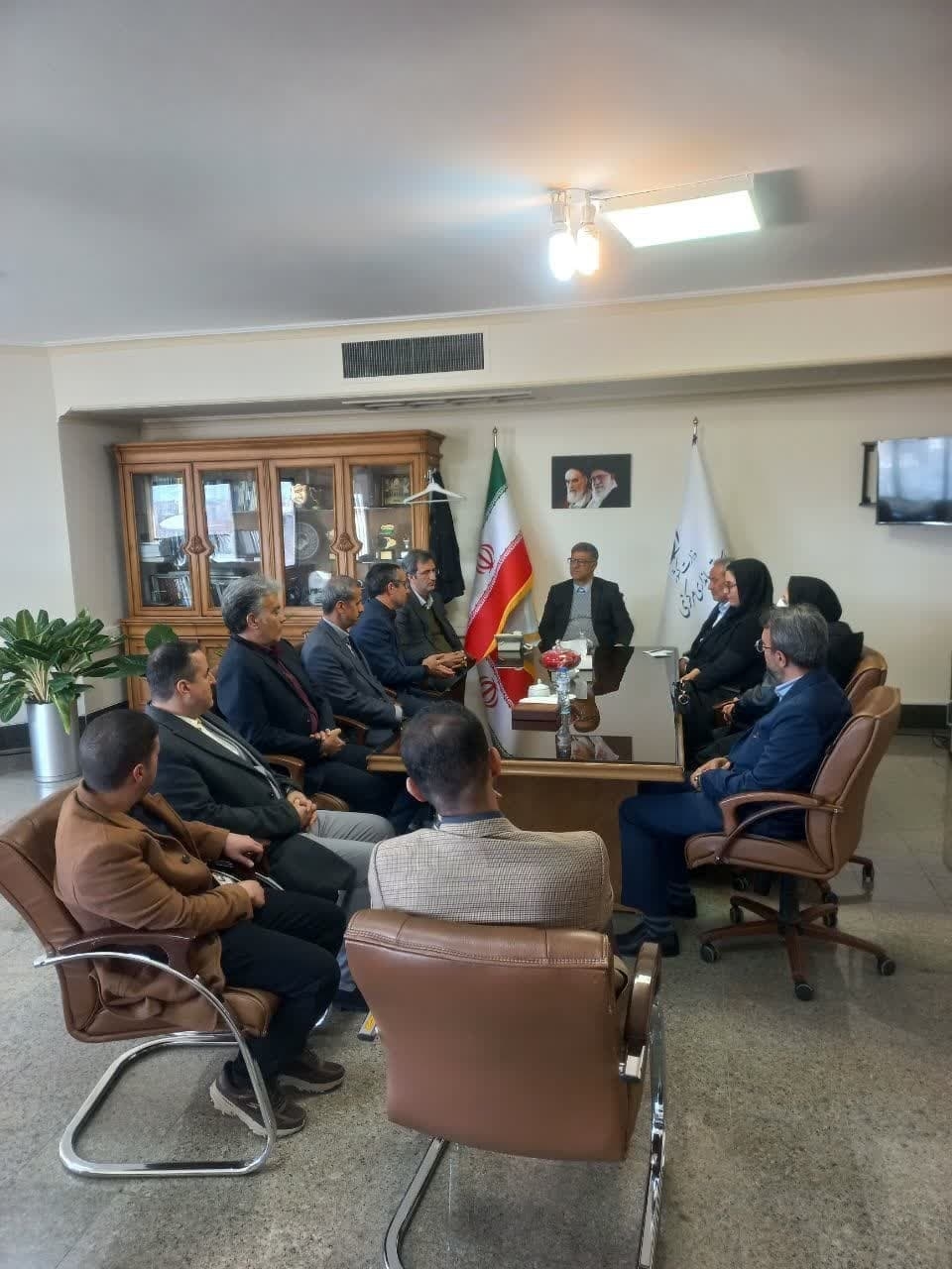 📌دیدار و گفتگو اعضای شورای مرکزی حزب اعتدال و توسعه شعبه استان مرکزی با قمری سرپرست معاونت سیاسی امنیتی و اجتماعی استانداری