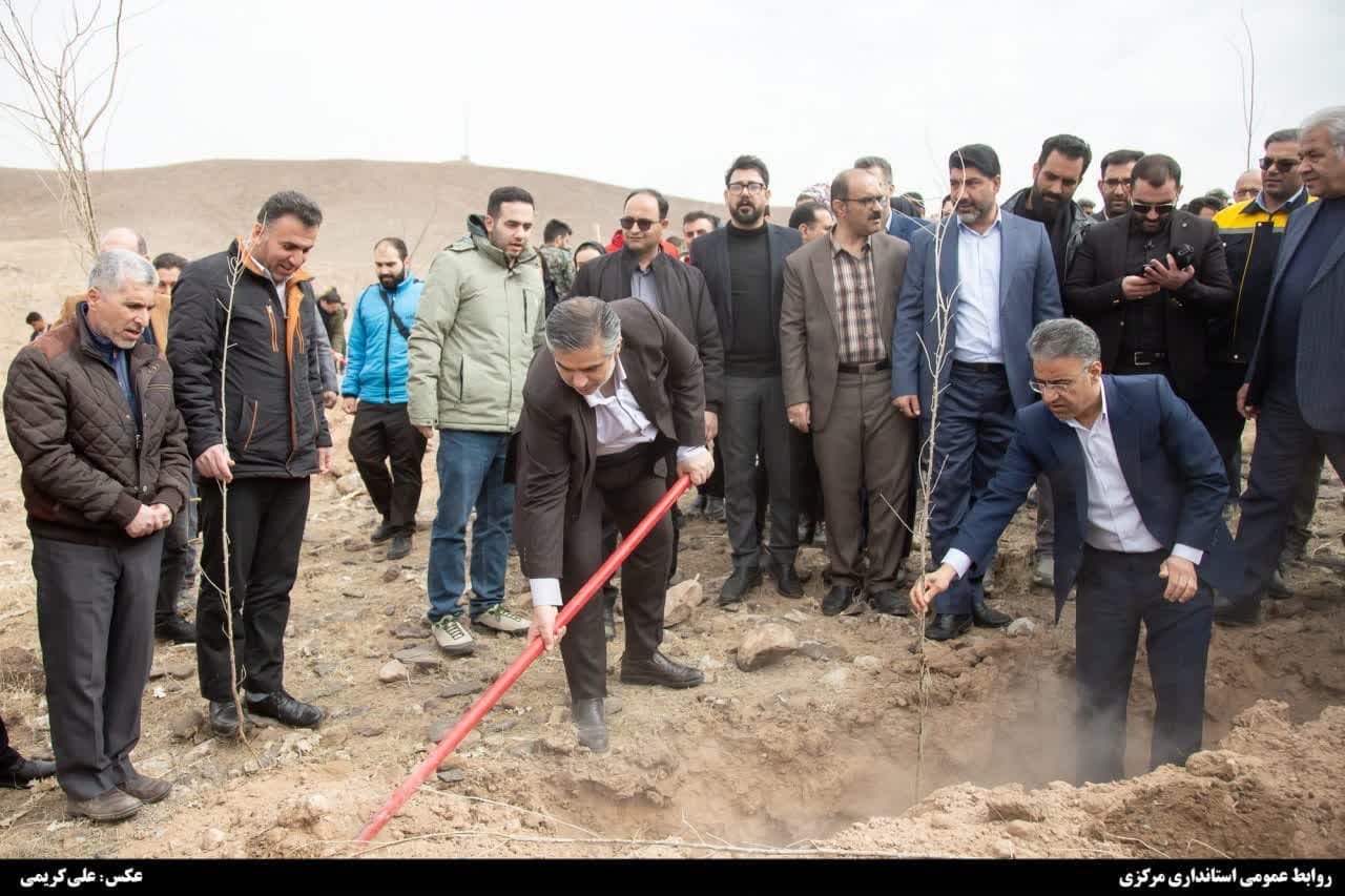 حضور استاندار مرکزی و غرس نهال در مراسم روز درختکاری شهر جدید امیرکبیر