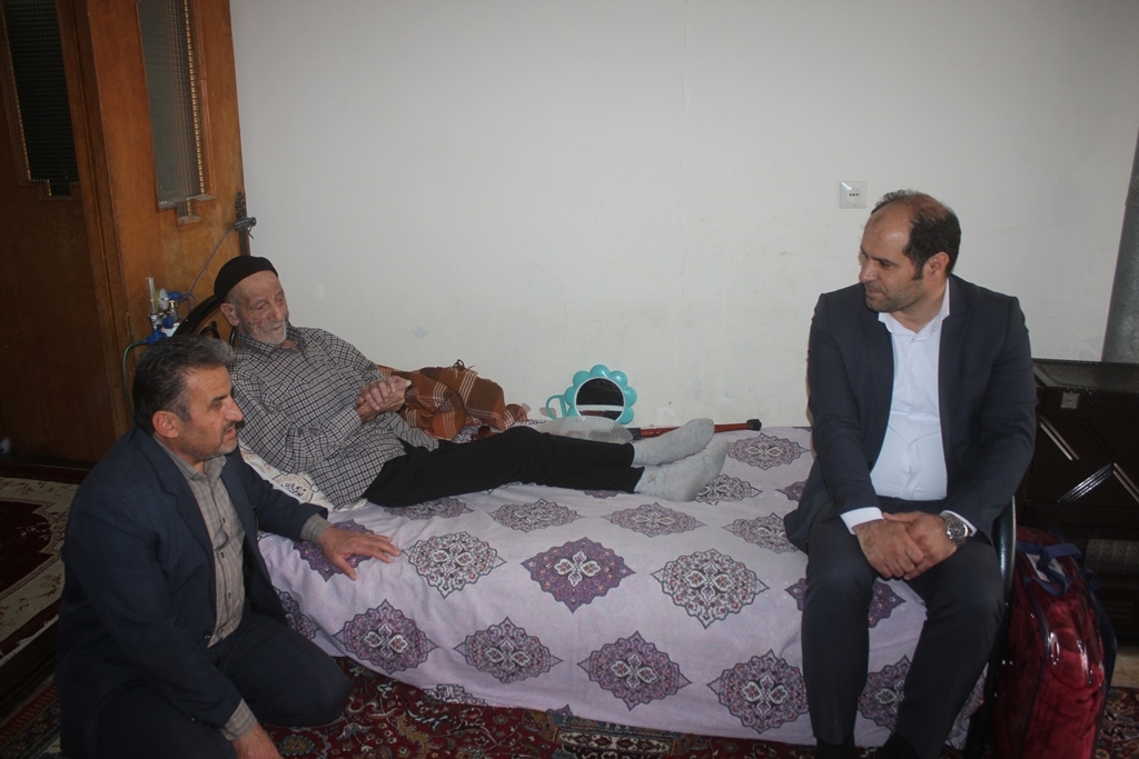 فرماندار با خانواده شهیدان علی اصغر محمدی و محمد حسن ندری در خمین دیدار کرد