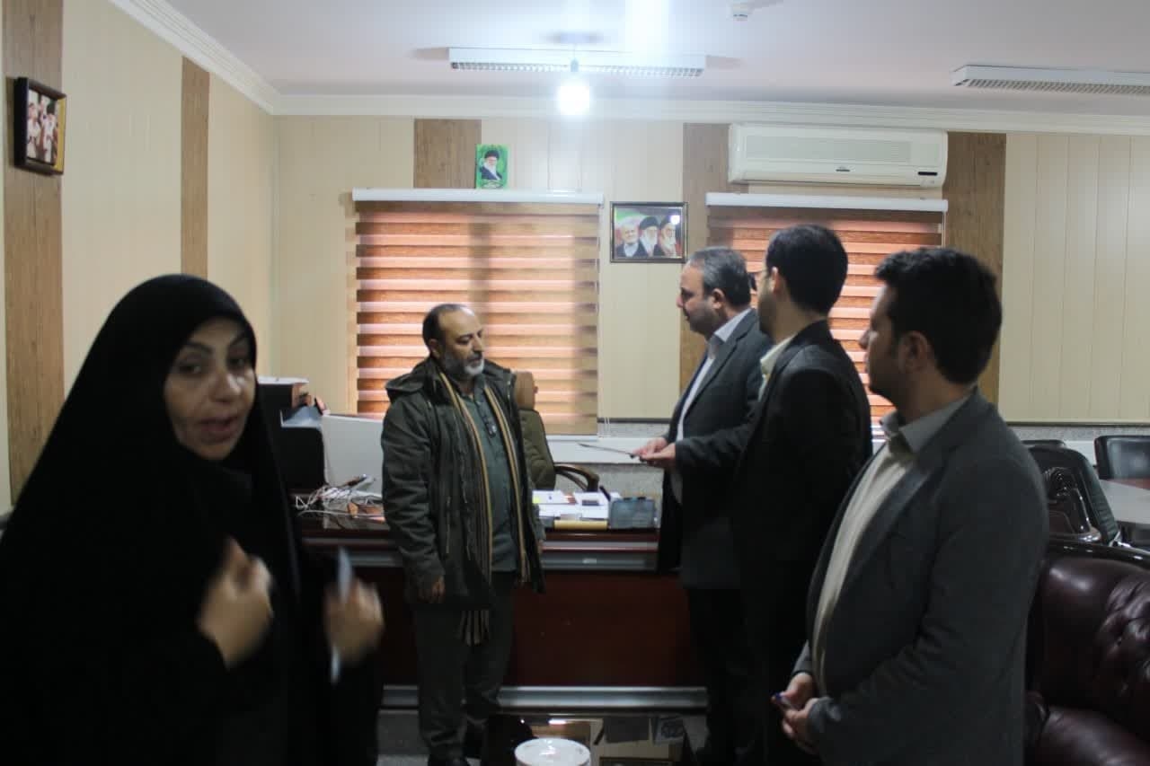 اهدا لوح تقدیر به جانباز سرافراز محمدرضا احمدی