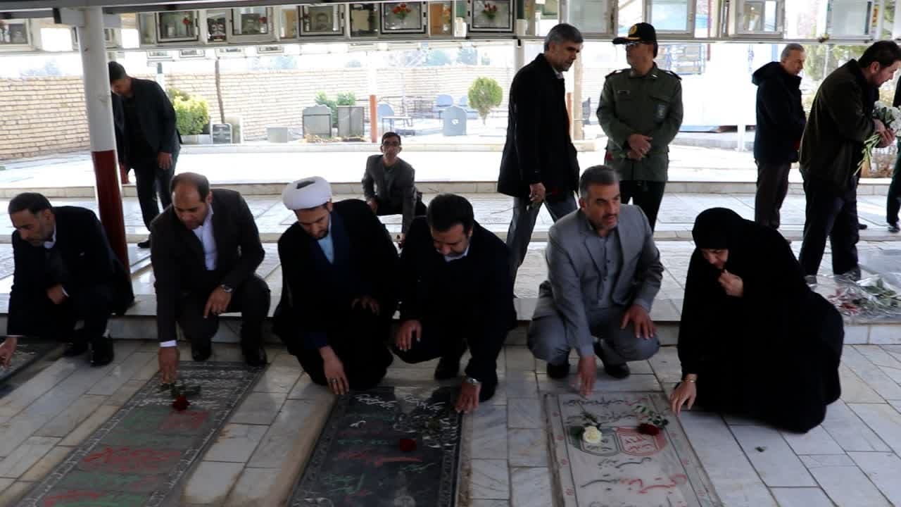 قبور مطهر شهدای شهرستان خمین بمناسبت روز گرامیداشت شهدا گلباران شد