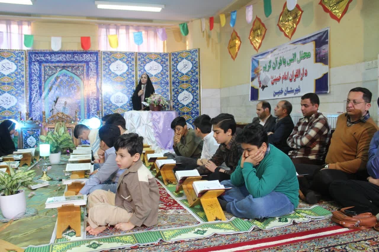 حضور فرماندار و امام جمعه خمین در محفل انس با قرآن کریم نوآموزان قرآن در شهرستان خمین