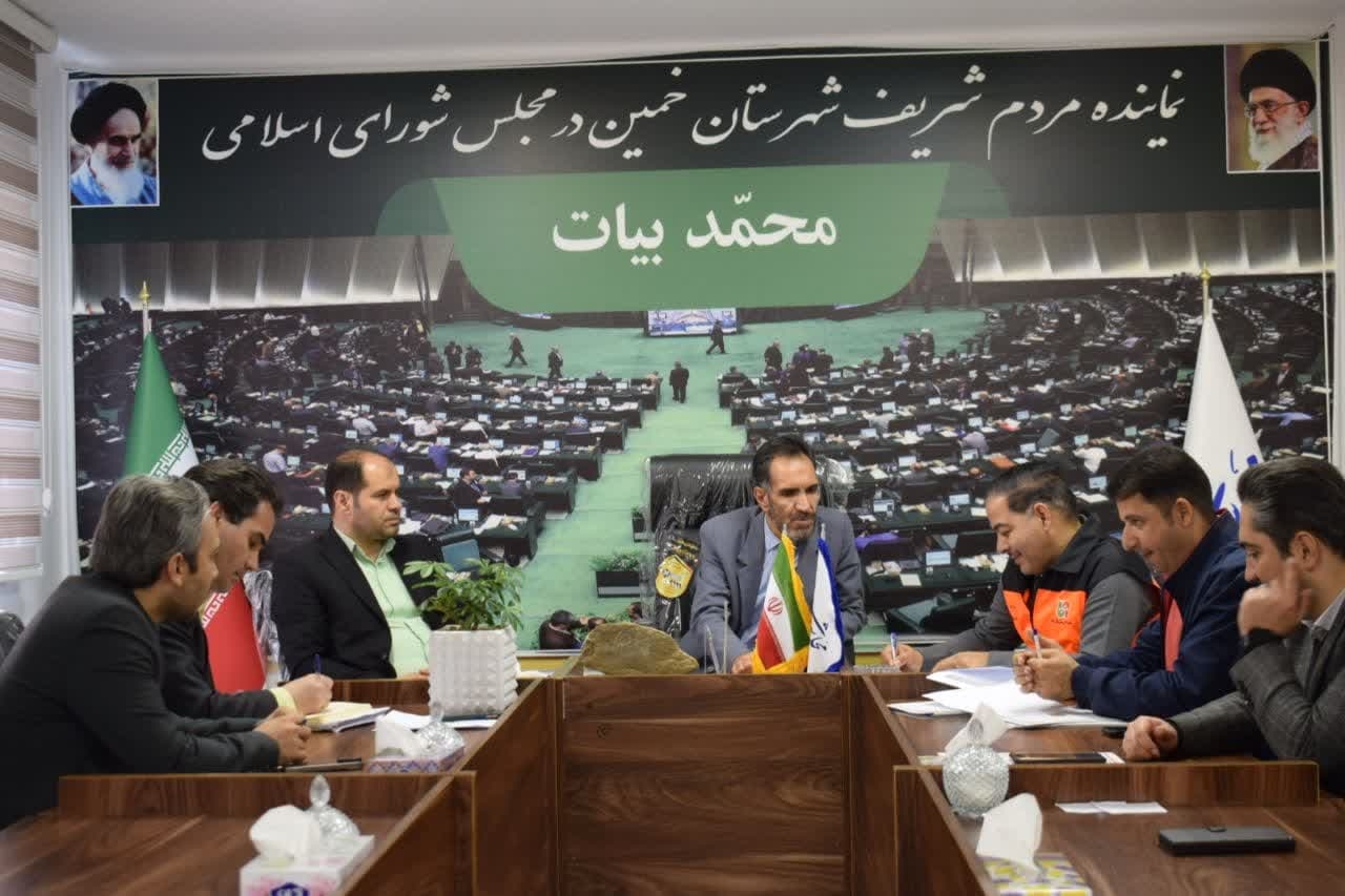 نشست فرماندار و نماینده مردم خمین در مجلس با مدیر کل راهداری و حمل و نقل استان مرکزی انجام شد