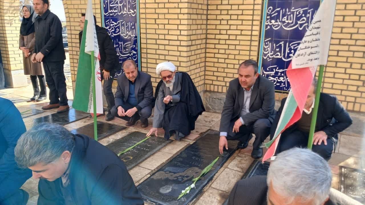 ادای احترام به مقام شامخ شهداء