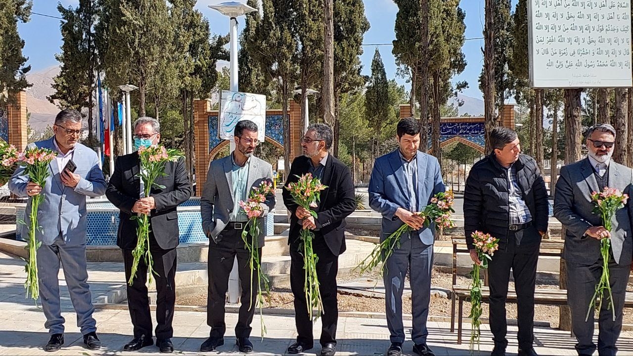 گلباران قبور مطهر شهدای شهر محلات به مناسبت روز شهید