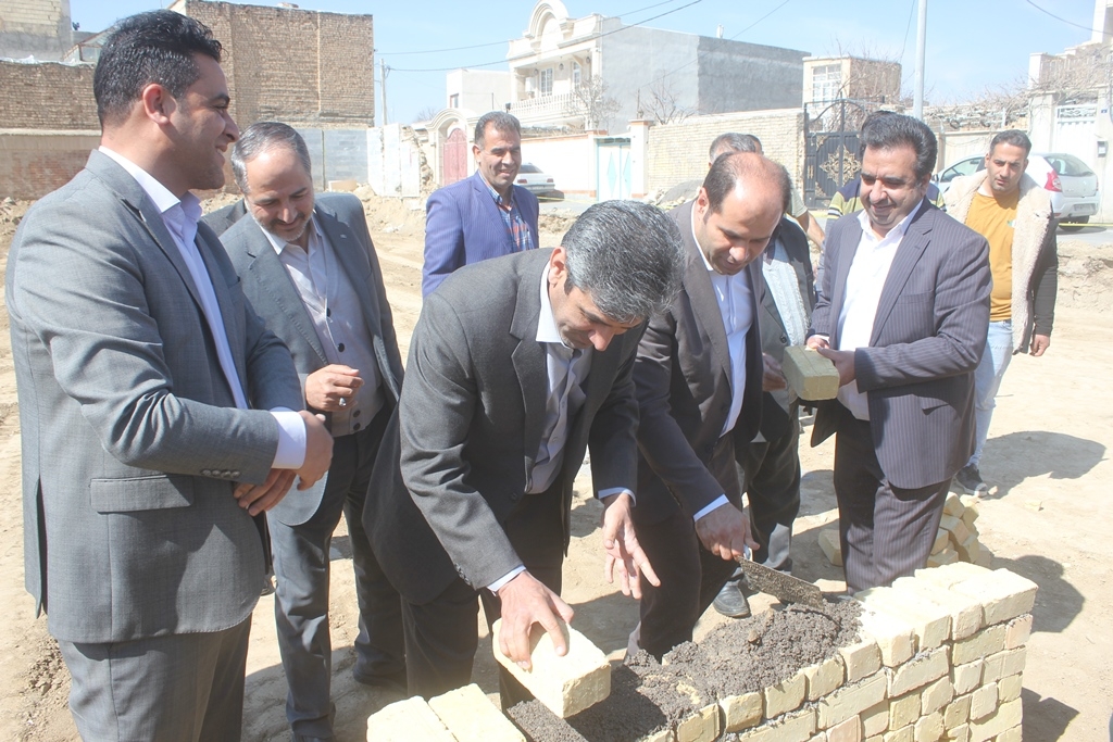آئین خشت گذاری و آغاز عملیات اجرایی مدرسه 6 کلاسه خلیج فارس خمین برگزار شد