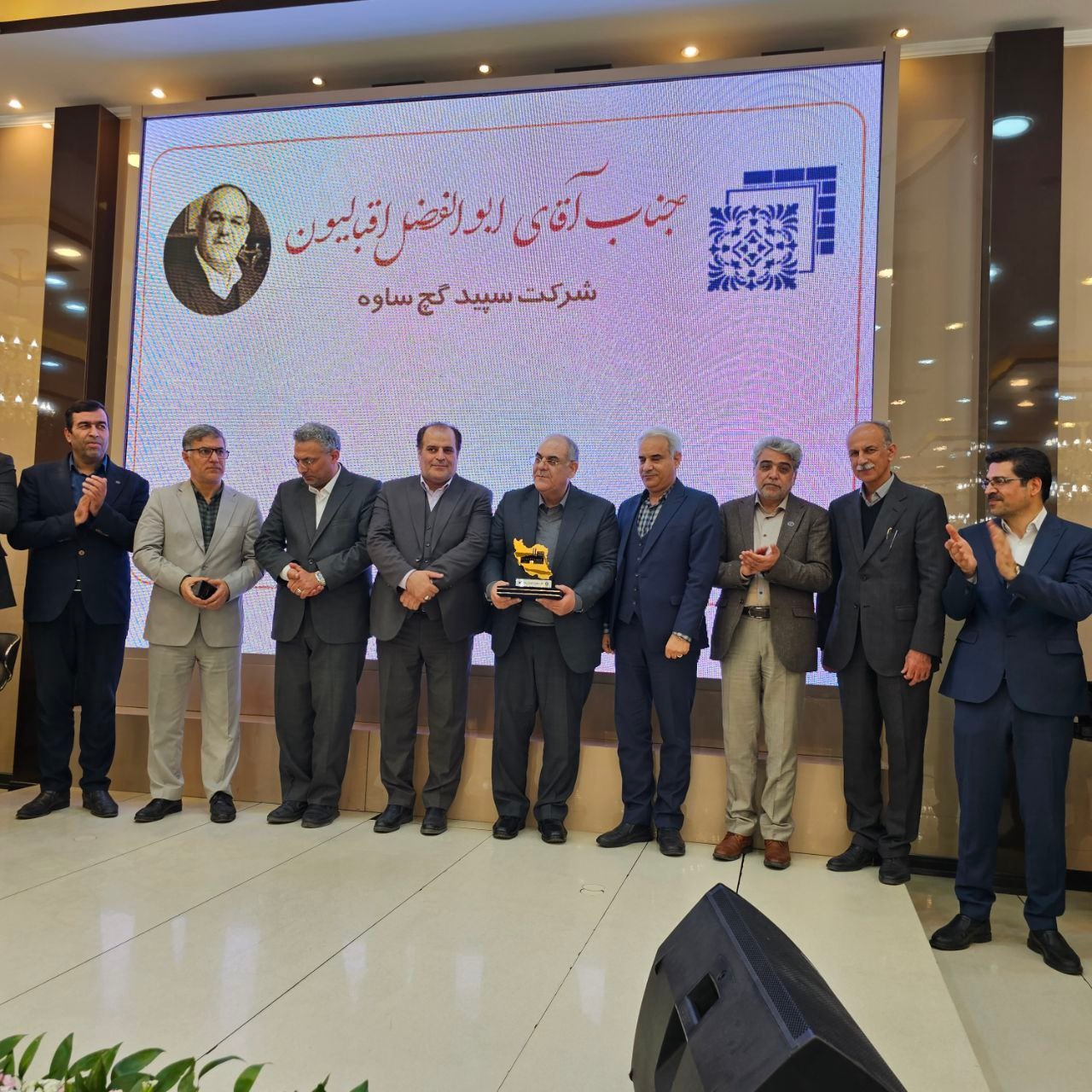 آیین تجلیل از صنعتگران ساوه و زرندیه برگزار شد