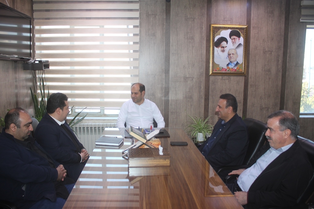 نشست سرمایه گذار پروژه تبدیل لامپ های پر مصرف با چراغهای LED با فرماندار خمین برگزار شد