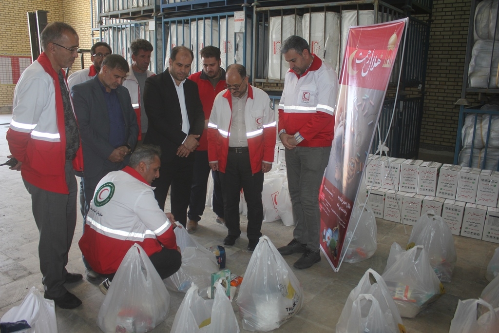تعداد 400  بسته معیشتی ( کمک مومنانه ) در خمین توزیع شد