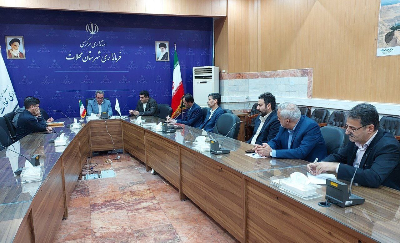 سرپرست فرمانداری شهرستان محلات در نشست شورای هماهنگی بانک‌های شهرستان با تأکید بر نقش اساسی بانک‌ها در بهبود وضعیت اقتصادی مردم، اظهار داشت: منابع، مصارف و معوقات، سه اصل اساسی در نظام بانکی هستند که باید مورد توجه قرار گیرند.