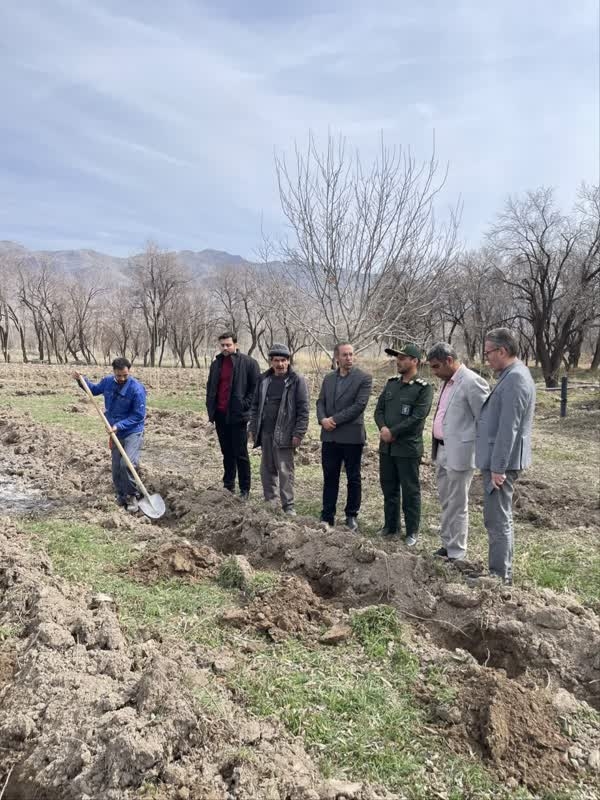 کاشت ۱۰۰۰ اصله نهال غیر مثمر در تصفیه خانه فاضلاب شهر تفرش