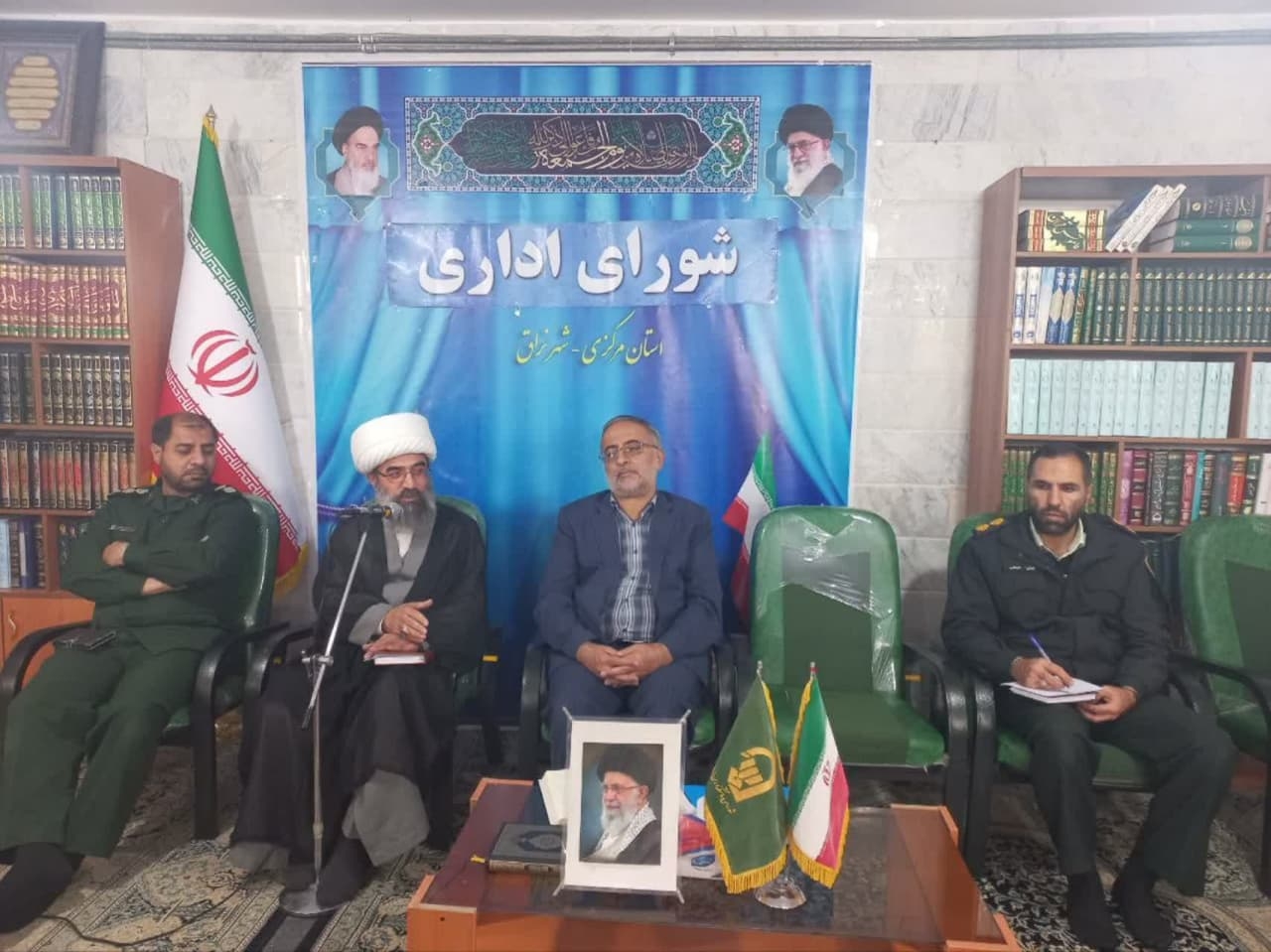 آخرین جلسه شورای اداری سال ۱۴۰۳ شهرستان دلیجان
روز یکشنبه مورخ ۱۴۰۳/۱۲/۲۶
به ریاست ابوالفضل قاسمی فرماندار وسایر اعضاء شورای اداری در شهر نراق برگزارشد،
ابتدای جلسه با سخنرانی امام جمعه شهرستان شروع وبیاناتی راایراد فرمودند
سپس امام جمعه شهر نراق سخنرانی کردندودر ادامه فرماندار 
ازکلیه دستگاه‌های اجرایی خدماتی و....که درطول سال ۱۴۰۳همکاری خوبی را با فرمانداری داشتند تقدیر و تشکر کردند
سخنان اصلی فرماندار در خصوص راه اندازی پنل های خورشیدی در بخش دولتی و خصوصی 
کمبود واحد‌های آموزشی ۲۱ واحد آموزشی دوشیفته میباشند
ترداتباع غیر مجاز
صرفه جویی در مصرف آب باتوجه به بارش های کم و خشک شدن حفره‌ها ی آب های زیرزمینی
الزام آمادگی کلیه دستگاه‌های اجرایی  در خصوص آخرین شب چهارشنبه سال(چهارشنبه‌سوری)
موارد دیگر بحث و گفتگو شد

روابط عمومی فرمانداری شهرستان دلیجان